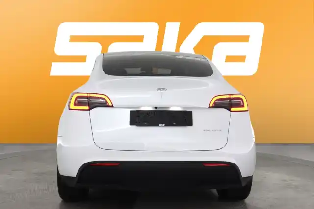 Valkoinen Maastoauto, Tesla Model Y – VAR-71227