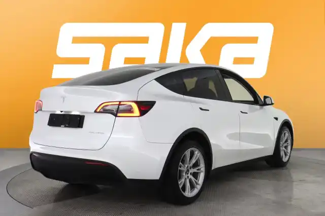 Valkoinen Maastoauto, Tesla Model Y – VAR-71227