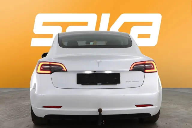 Valkoinen Sedan, Tesla Model 3 – VAR-71341