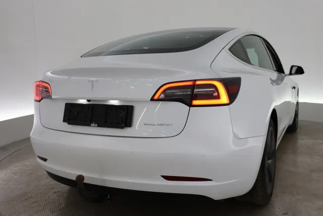 Valkoinen Sedan, Tesla Model 3 – VAR-71341
