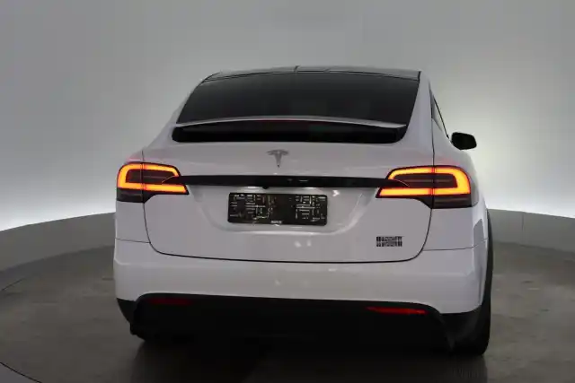 Valkoinen Maastoauto, Tesla Model X – VAR-71707