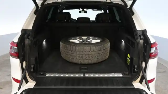 Valkoinen Maastoauto, BMW X5 – VAR-72017