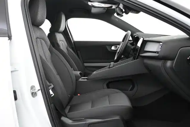 Valkoinen Sedan, Polestar 2 – VAR-72205