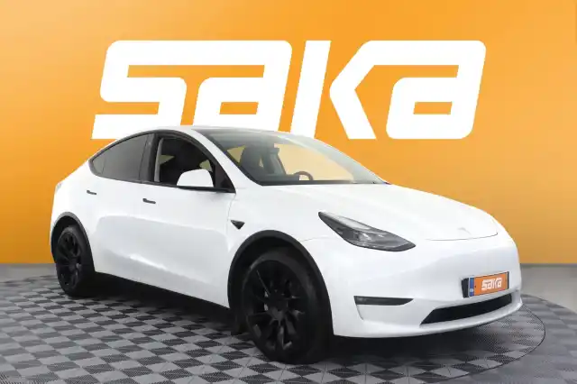 Valkoinen Maastoauto, Tesla Model Y – VAR-72378