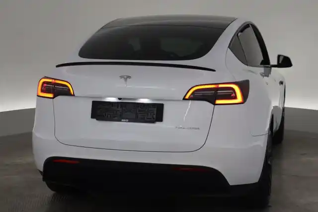 Valkoinen Maastoauto, Tesla Model Y – VAR-72850