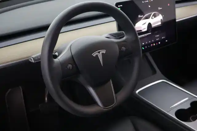 Valkoinen Maastoauto, Tesla Model Y – VAR-72850