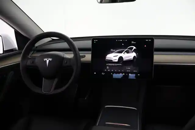 Valkoinen Maastoauto, Tesla Model Y – VAR-72850