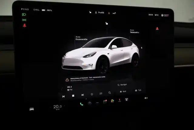 Valkoinen Maastoauto, Tesla Model Y – VAR-72850