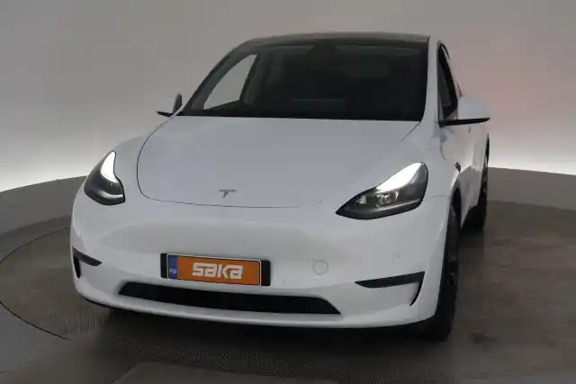 Valkoinen Maastoauto, Tesla Model Y – VAR-72850