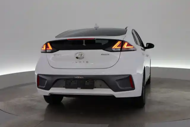 Valkoinen Sedan, Hyundai IONIQ electric – VAR-73297