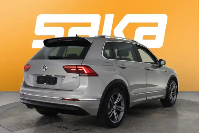 Harmaa Maastoauto, Volkswagen Tiguan – VAR-74152