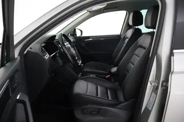 Harmaa Maastoauto, Volkswagen Tiguan – VAR-74152