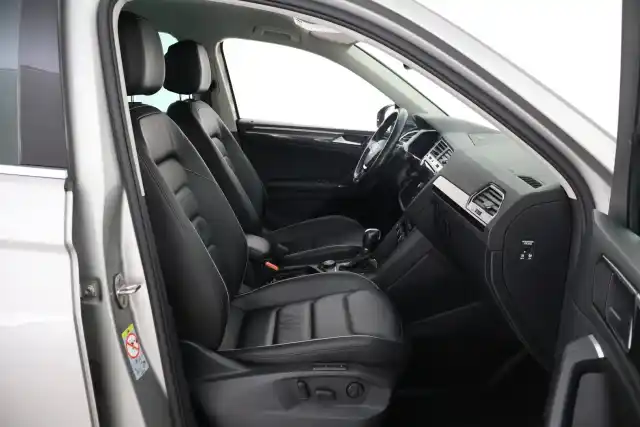 Harmaa Maastoauto, Volkswagen Tiguan – VAR-74152