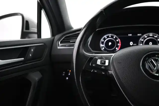 Harmaa Maastoauto, Volkswagen Tiguan – VAR-74301