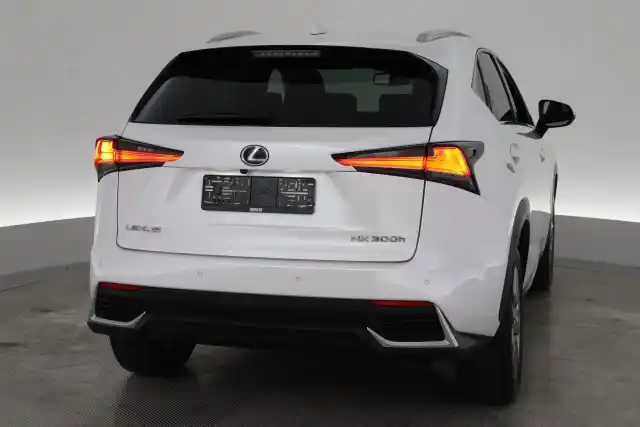 Valkoinen Maastoauto, Lexus NX – VAR-75267