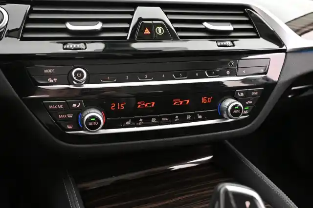Sininen Farmari, BMW 530 – VAR-76111
