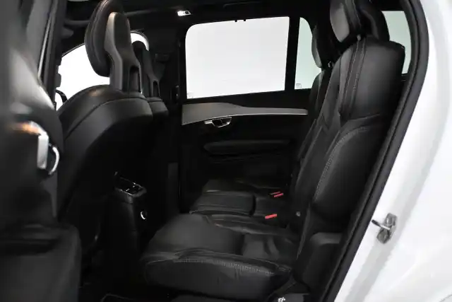 Valkoinen Maastoauto, Volvo XC90 – VAR-77277