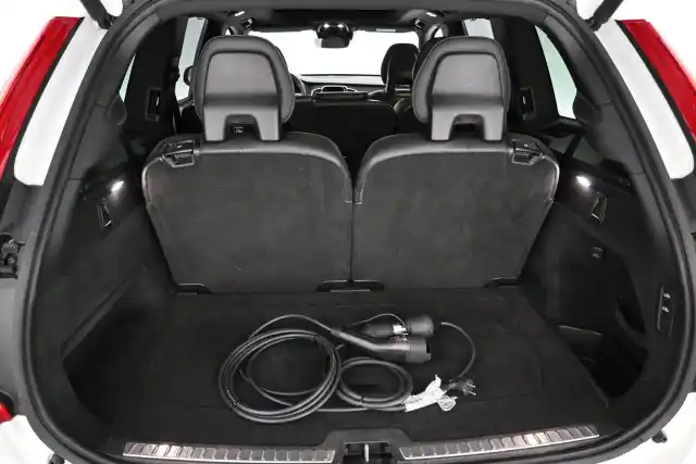 Valkoinen Maastoauto, Volvo XC90 – VAR-77277