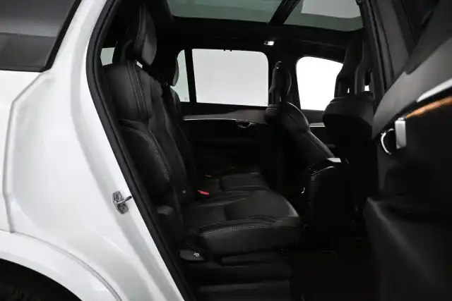 Valkoinen Maastoauto, Volvo XC90 – VAR-77277