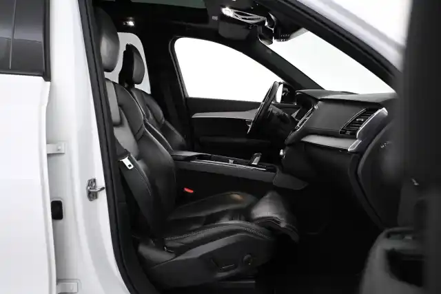 Valkoinen Maastoauto, Volvo XC90 – VAR-77277