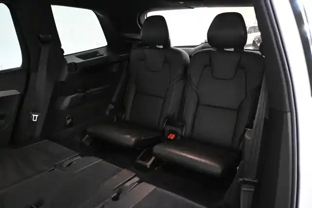 Valkoinen Maastoauto, Volvo XC90 – VAR-77277