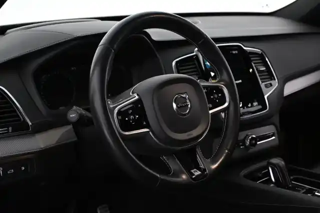 Valkoinen Maastoauto, Volvo XC90 – VAR-77277