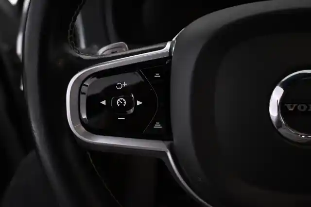 Valkoinen Maastoauto, Volvo XC90 – VAR-77277