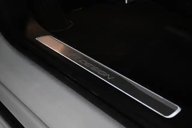 Valkoinen Maastoauto, Volvo XC90 – VAR-77277