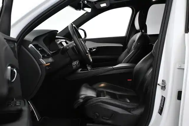 Valkoinen Maastoauto, Volvo XC90 – VAR-77277