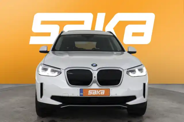 Valkoinen Maastoauto, BMW iX3 – VAR-77342