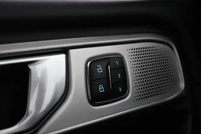 Musta Maastoauto, Ford Explorer – VAR-78115