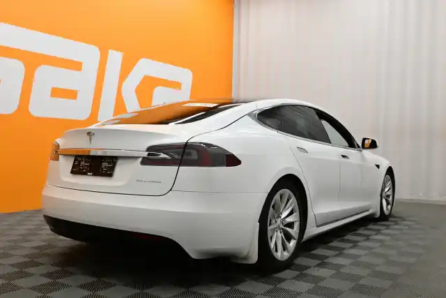 Valkoinen Sedan, Tesla Model S – VAR-79201