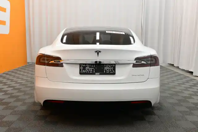 Valkoinen Sedan, Tesla Model S – VAR-79201