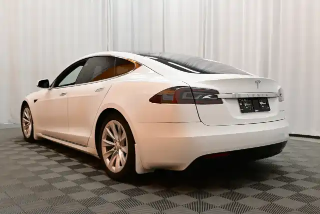 Valkoinen Sedan, Tesla Model S – VAR-79201