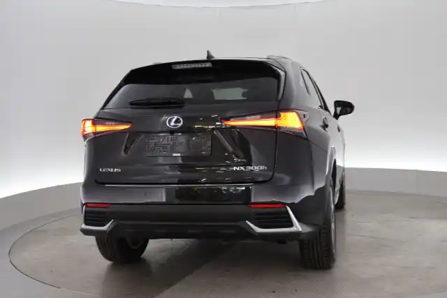 Musta Maastoauto, Lexus NX – VAR-79425