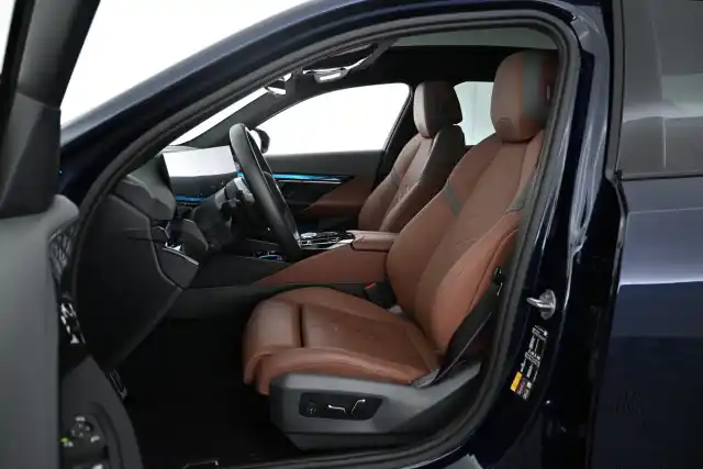 Sininen Sedan, BMW i5 – VAR-79446