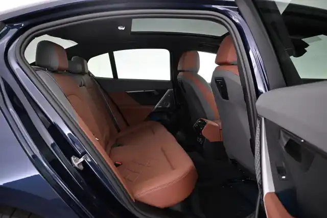 Sininen Sedan, BMW i5 – VAR-79446