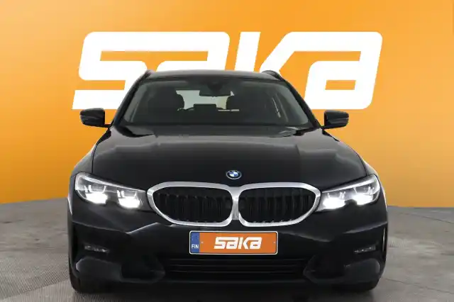 Musta Farmari, BMW 330 – VAR-79779