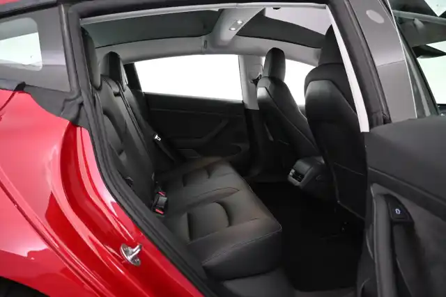 Punainen Sedan, Tesla Model 3 – VAR-80494
