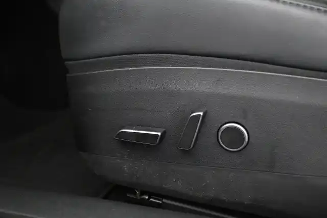 Punainen Sedan, Tesla Model 3 – VAR-80494
