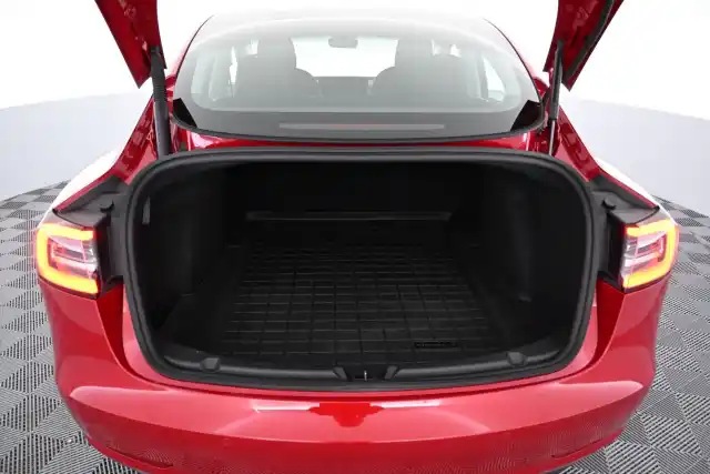 Punainen Sedan, Tesla Model 3 – VAR-80494