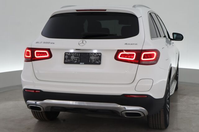 Valkoinen Maastoauto, Mercedes-Benz GLC – VAR-80933