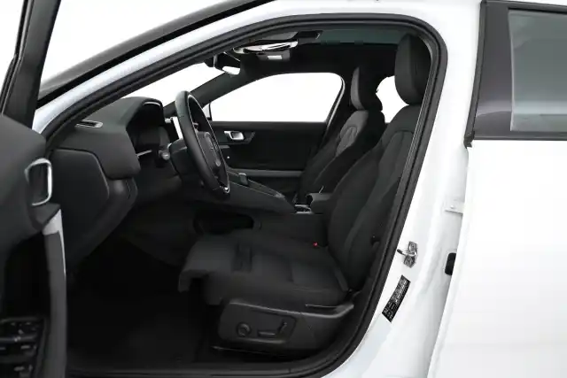 Valkoinen Sedan, Polestar 2 – VAR-81526