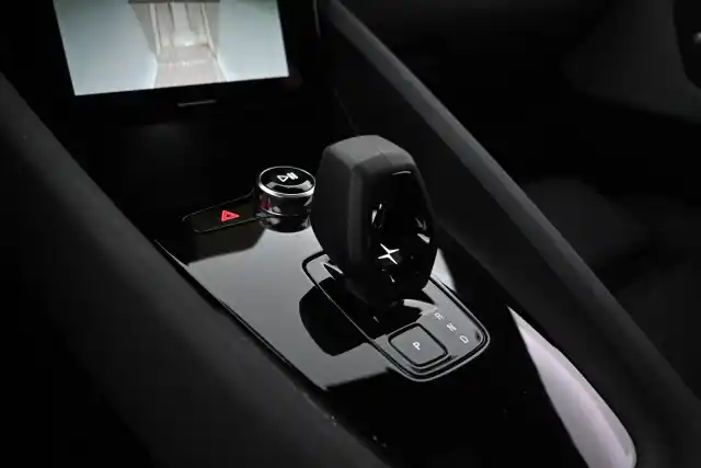 Valkoinen Sedan, Polestar 2 – VAR-81526