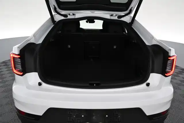 Valkoinen Sedan, Polestar 2 – VAR-81526