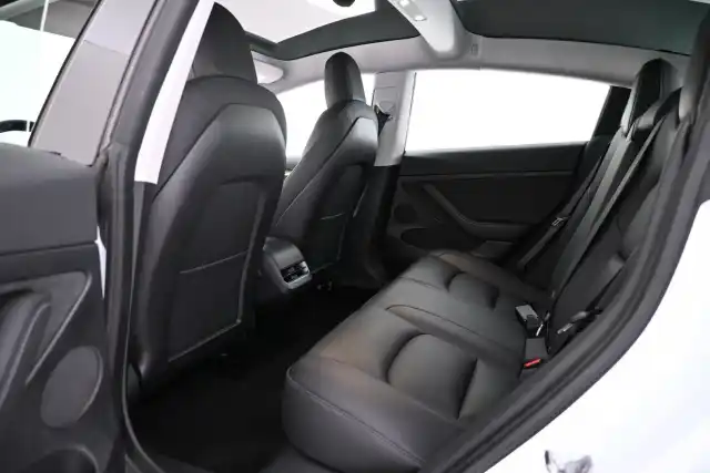 Valkoinen Sedan, Tesla Model 3 – VAR-82306