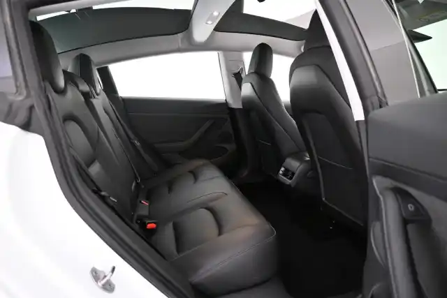 Valkoinen Sedan, Tesla Model 3 – VAR-82306