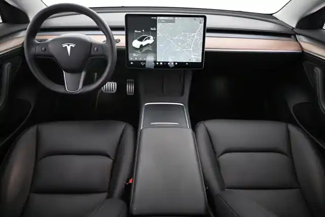 Valkoinen Sedan, Tesla Model 3 – VAR-82306