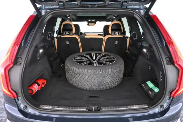 Sininen Maastoauto, Volvo XC90 – VAR-828051