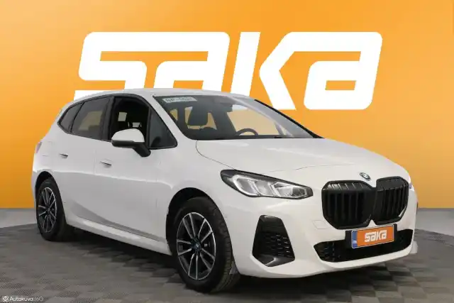 Valkoinen Tila-auto, BMW 225 – VAR-82819